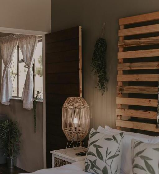 غرفة قياسية مطلّة علي حمام السباحة, Villa Rose Guesthouse & Venue