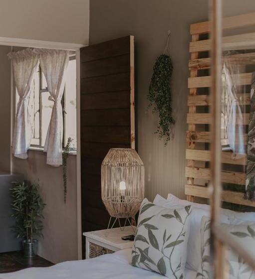 غرفة قياسية مطلّة علي حمام السباحة, Villa Rose Guesthouse & Venue