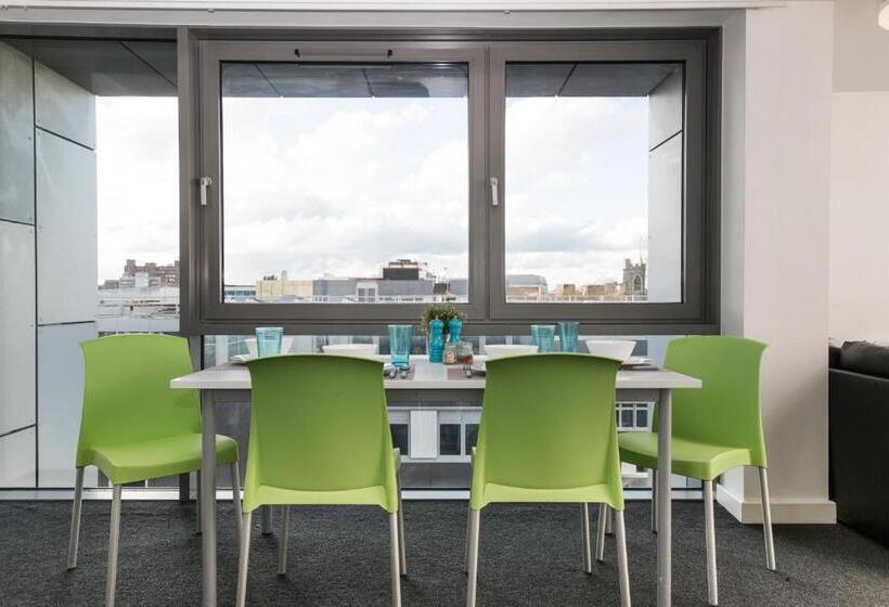 이코노미 룸, Wenlock Court