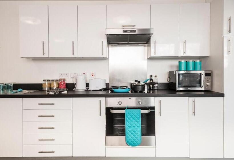 이코노미 룸, Wenlock Court