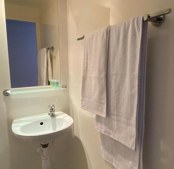 이코노미 룸, Wenlock Court