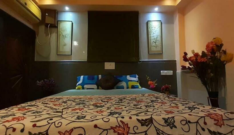 חדר אקונומי, First In