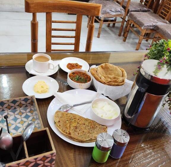 اتاق لوکس با تخت بزرگ, King Delhi Airport