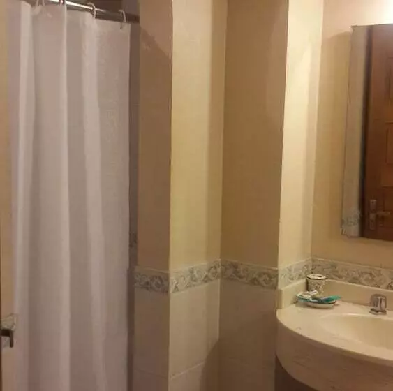 اتاق استاندارد سه نفره, Asuncion Palace