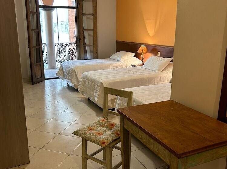 اتاق استاندارد سه نفره, Asuncion Palace