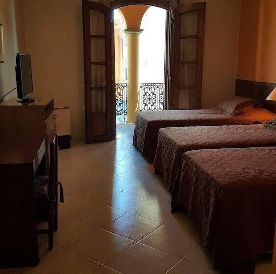 اتاق استاندارد سه نفره, Asuncion Palace