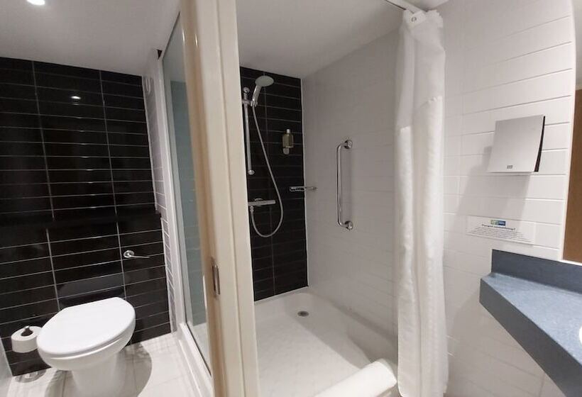 Номер Стандарт Адаптированный для Инвалидов, Holiday Inn Express London Gatwick Crawley By Ihg