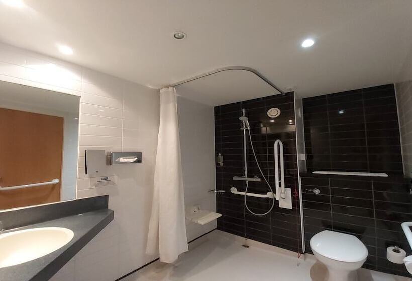 Номер Стандарт Адаптированный для Инвалидов, Holiday Inn Express London Gatwick Crawley By Ihg