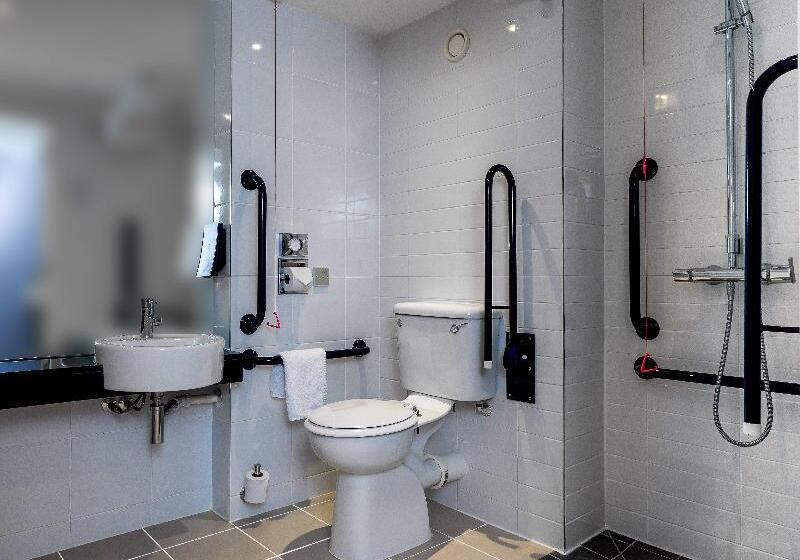 Номер Стандарт Адаптированный для Инвалидов, Holiday Inn Express London Gatwick Crawley By Ihg