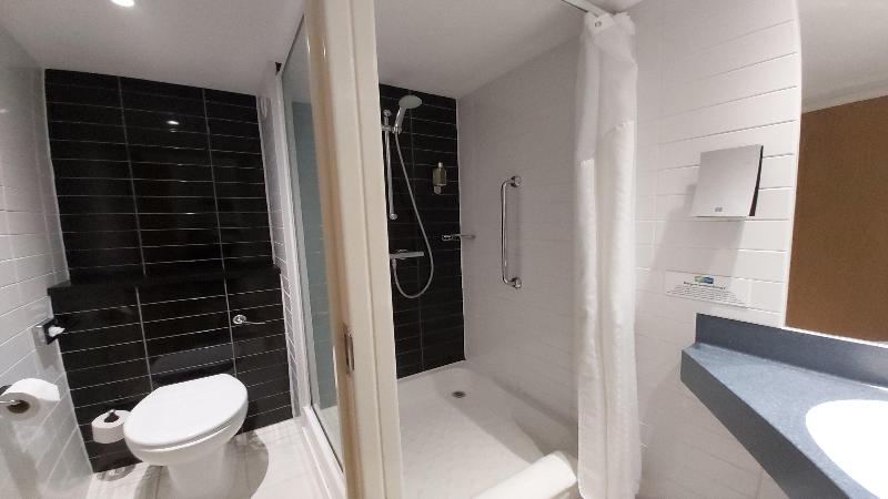 Номер Стандарт Адаптированный для Инвалидов, Holiday Inn Express London Gatwick Crawley By Ihg