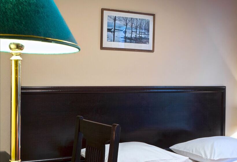 标准单人间, Nicola