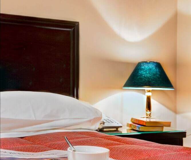 标准单人间, Nicola