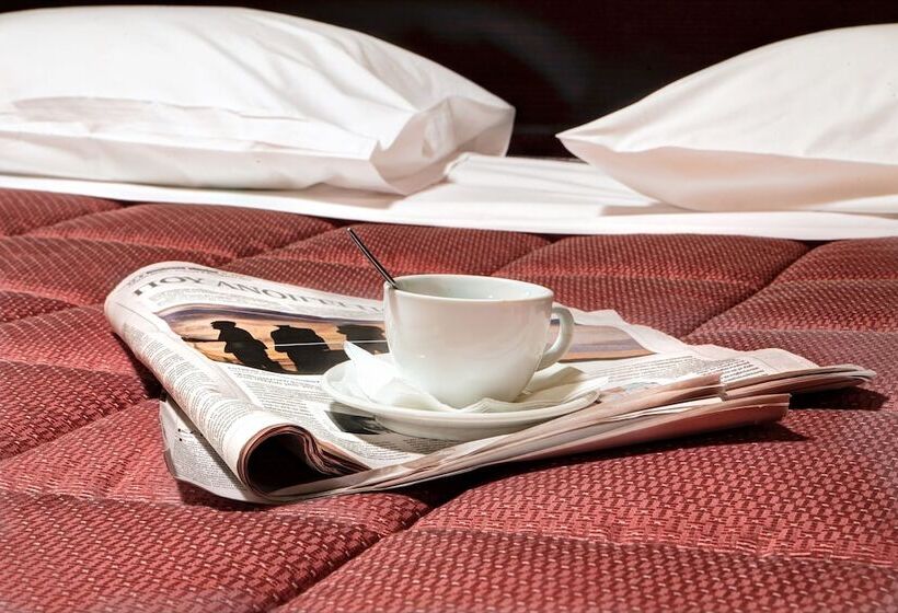 标准三人间, Nicola