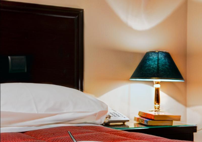 标准三人间, Nicola