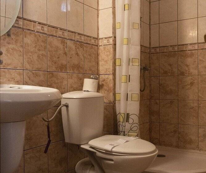 标准三人间, Medic Hotel