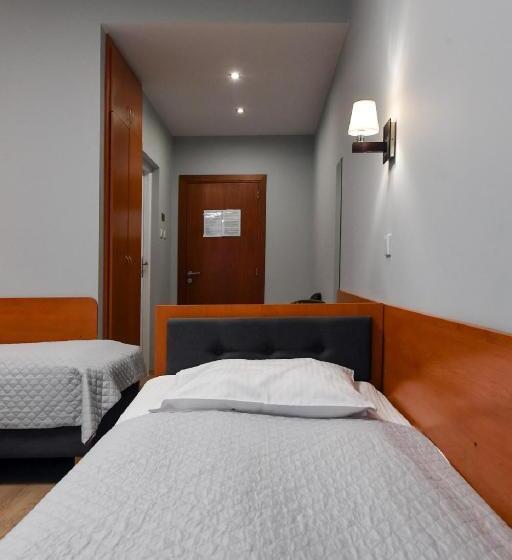 غرفة كلاسيكية ثلاثية, Fotex