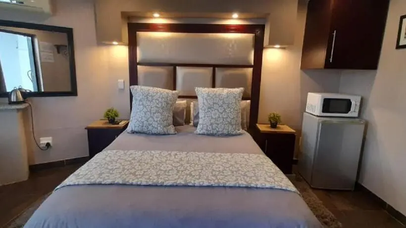 اتاق اکونومی, Collards B&b