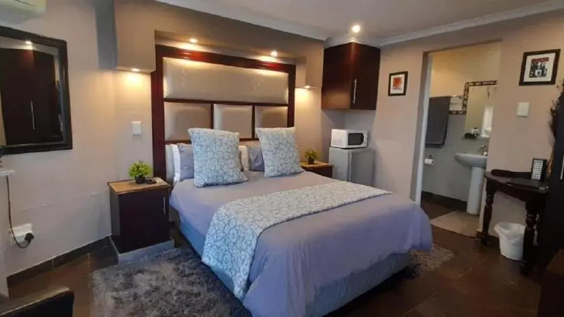 اتاق اکونومی, Collards B&b