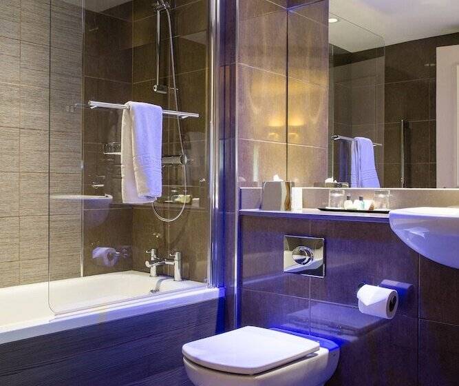 Quarto Estandar, Lea Marston