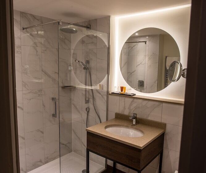 Quarto Executivo, Lea Marston