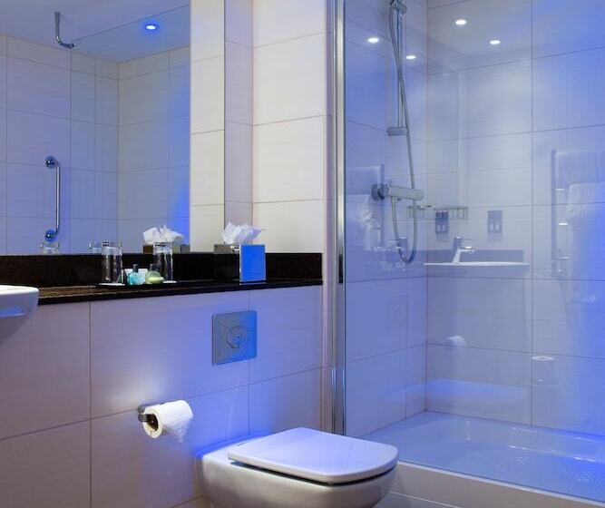 Quarto Estandar, Lea Marston