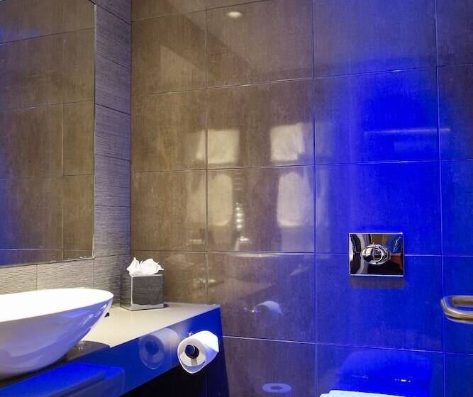 Quarto Superior, Lea Marston