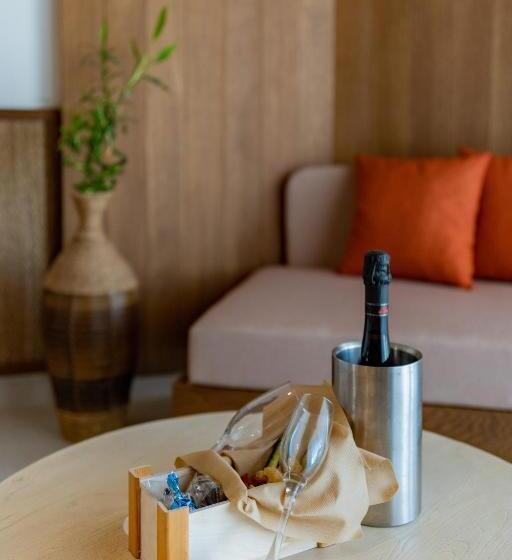 수피리어 주니어 스위트, Minos