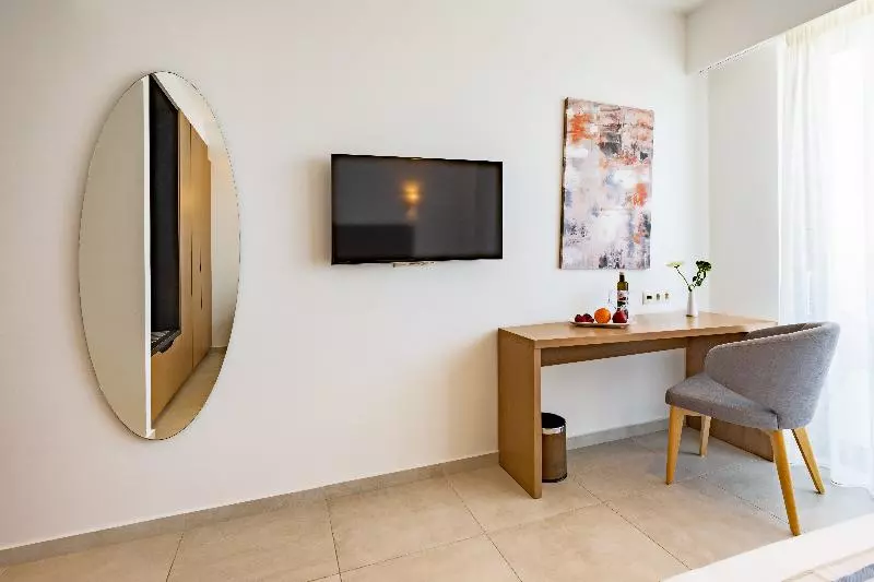 Studio Deluxe, Minos