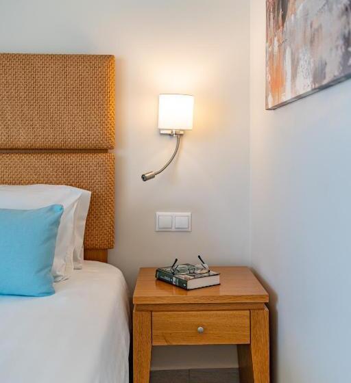 주니어 스위트, Minos