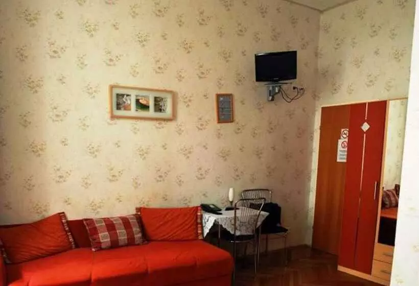 اتاق استاندارد سه نفره, Pension Arpi