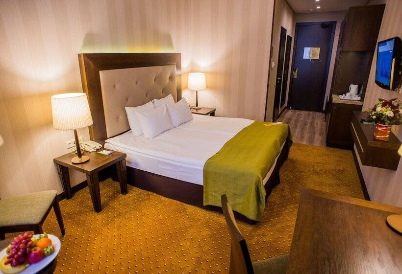 高级大房间, Petro Palace