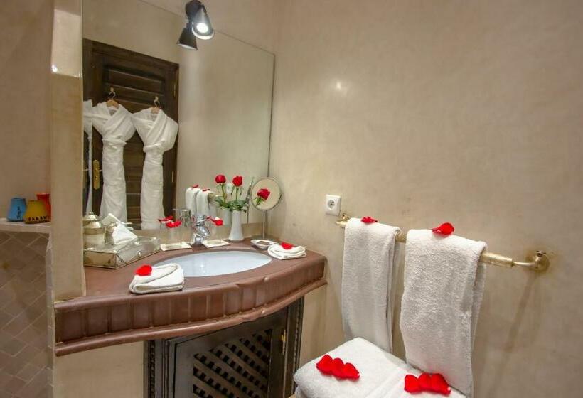اتاق استاندارد, Dar Anika