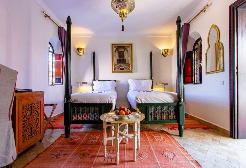 اتاق لوکس, Dar Anika