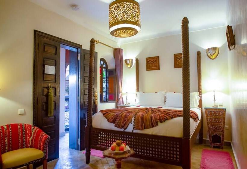 اتاق لوکس, Dar Anika