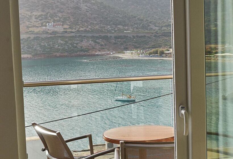 オーシャンビューデラックスステューディオ, Troulis Apart