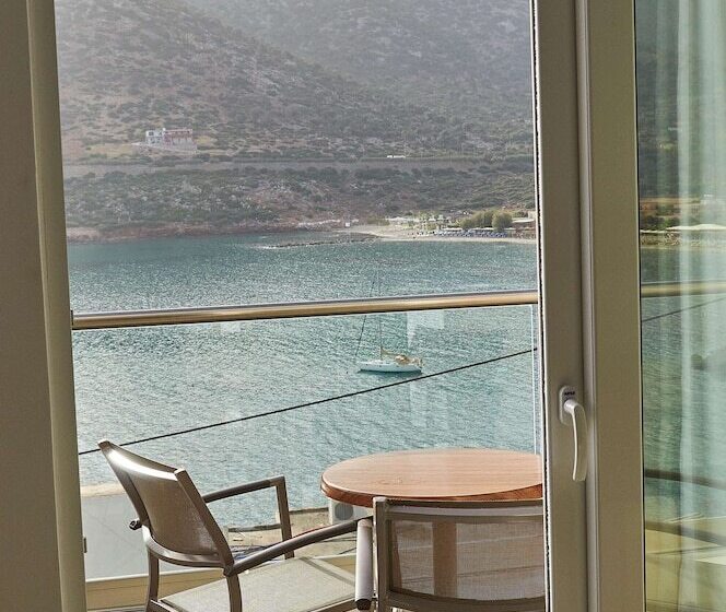 オーシャンビューデラックスステューディオ, Troulis Apart