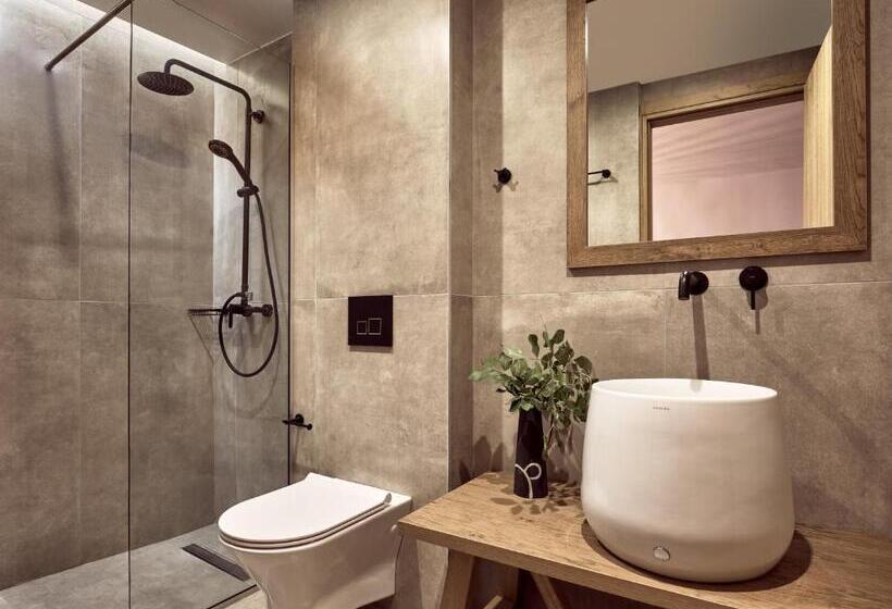 スーペリアスタジオ, Troulis Apart