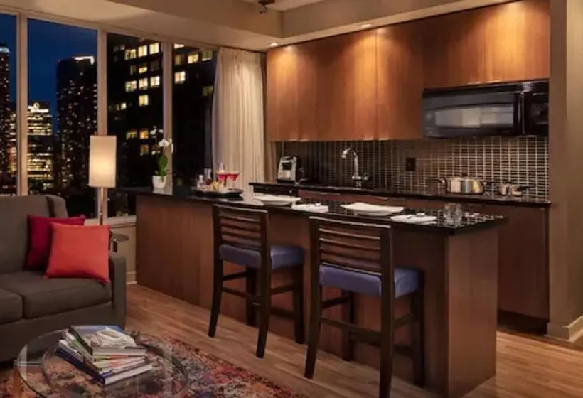 سوییت اجرایی, Executive Hotel Cosmopolitan Toronto