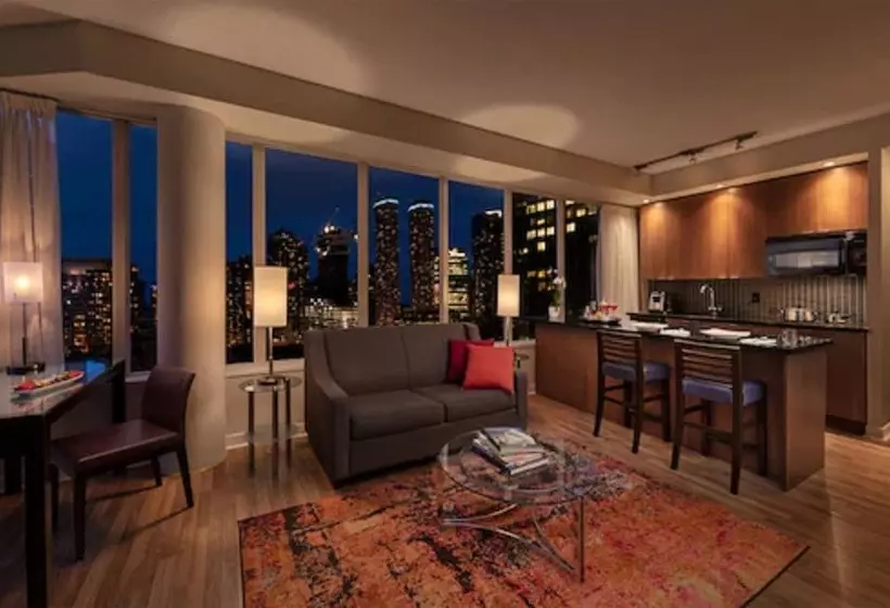 سوییت اجرایی, Executive Hotel Cosmopolitan Toronto