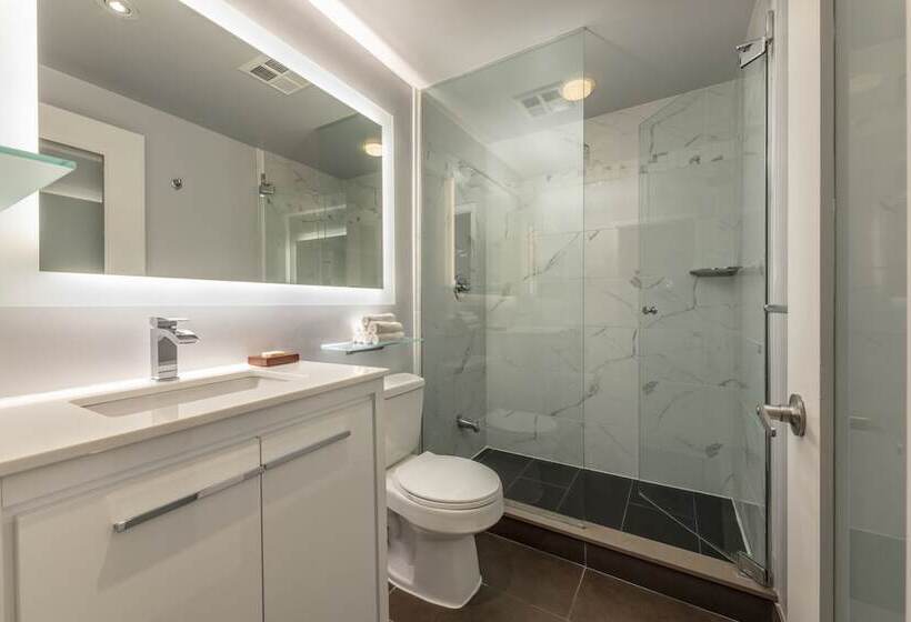 جناح, Executive Hotel Cosmopolitan Toronto