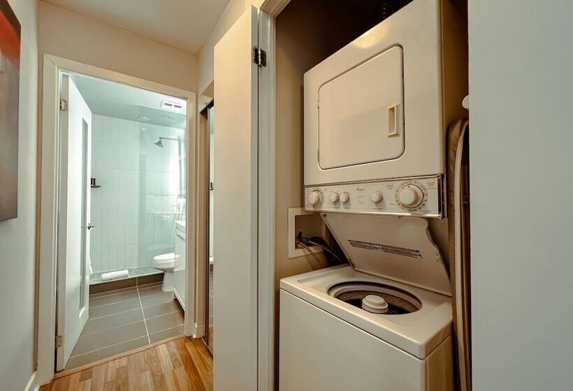 جناح, Executive Hotel Cosmopolitan Toronto