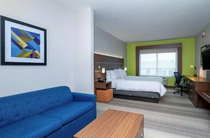 キングサイズベッドのスイートルーム, Holiday Inn Express Hotel & Suites Woodbridge, An Ihg