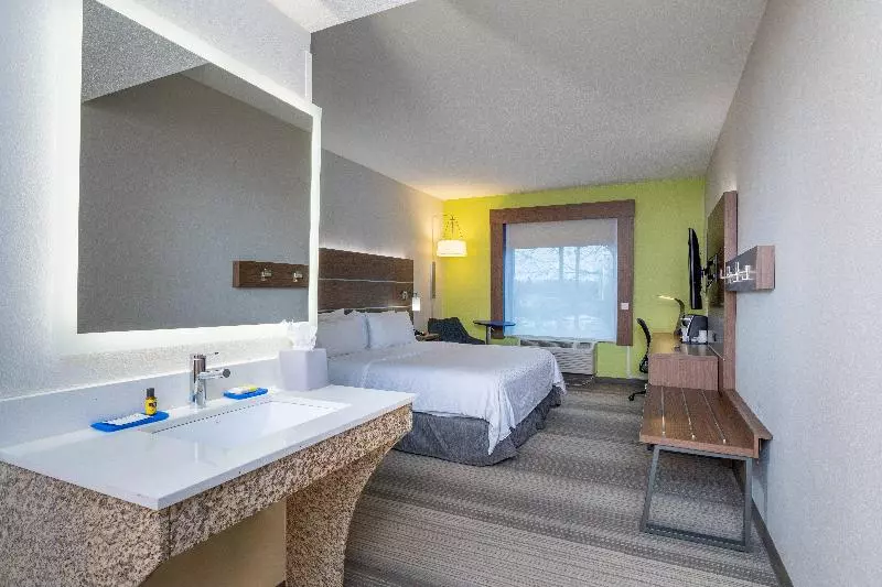 身障者適用キングサイズベッドルーム, Holiday Inn Express Hotel & Suites Woodbridge, An Ihg