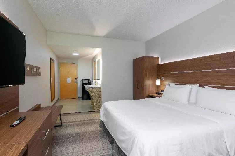 身障者適用キングサイズベッドルーム, Holiday Inn Express Hotel & Suites Woodbridge, An Ihg