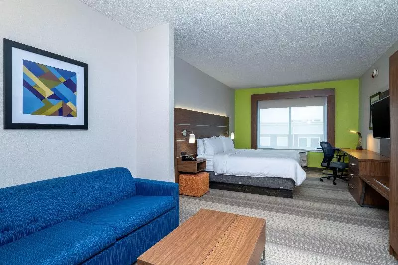 キングサイズベッドのスイートルーム, Holiday Inn Express Hotel & Suites Woodbridge, An Ihg