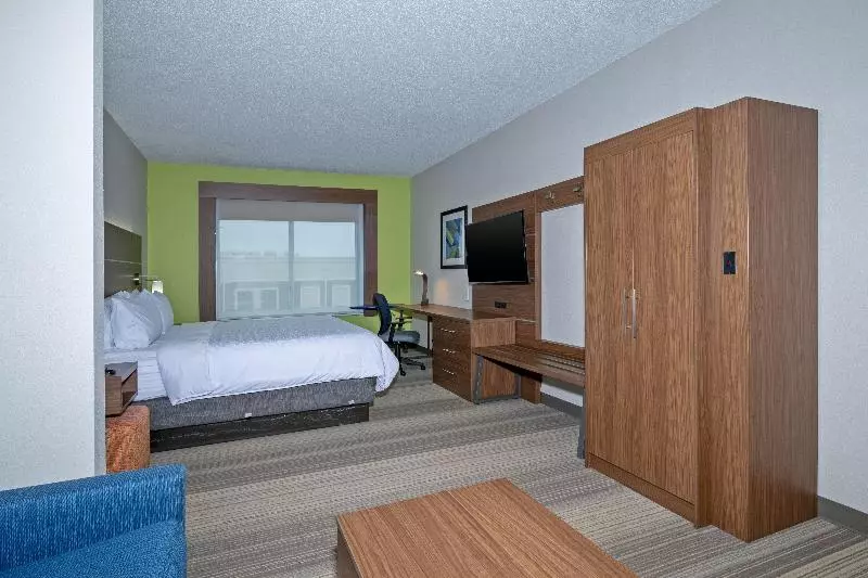 キングサイズベッドのスイートルーム, Holiday Inn Express Hotel & Suites Woodbridge, An Ihg