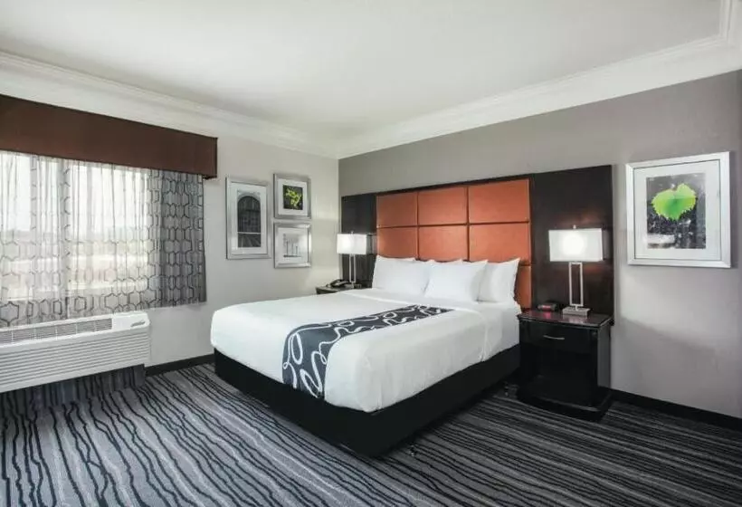 キングサイズベッドのデラックススイート, La Quinta By Wyndham Dublin   Pleasanton