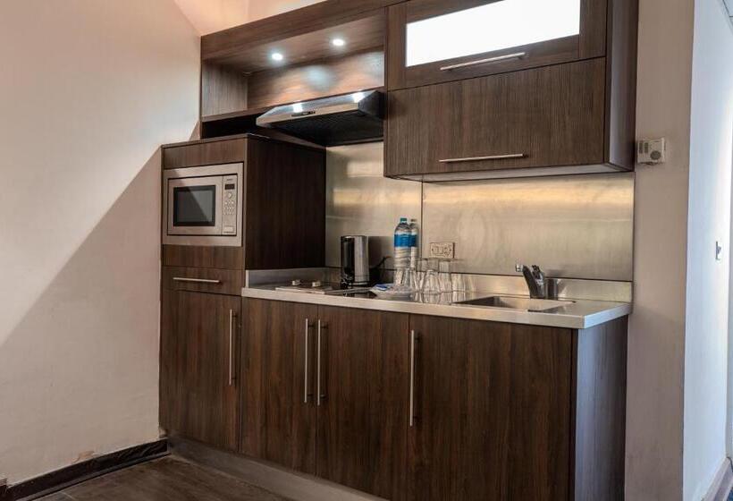 سوییت اجرایی, Om Kolthoom