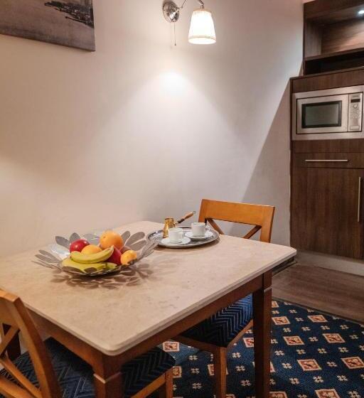 سوییت اجرایی, Om Kolthoom