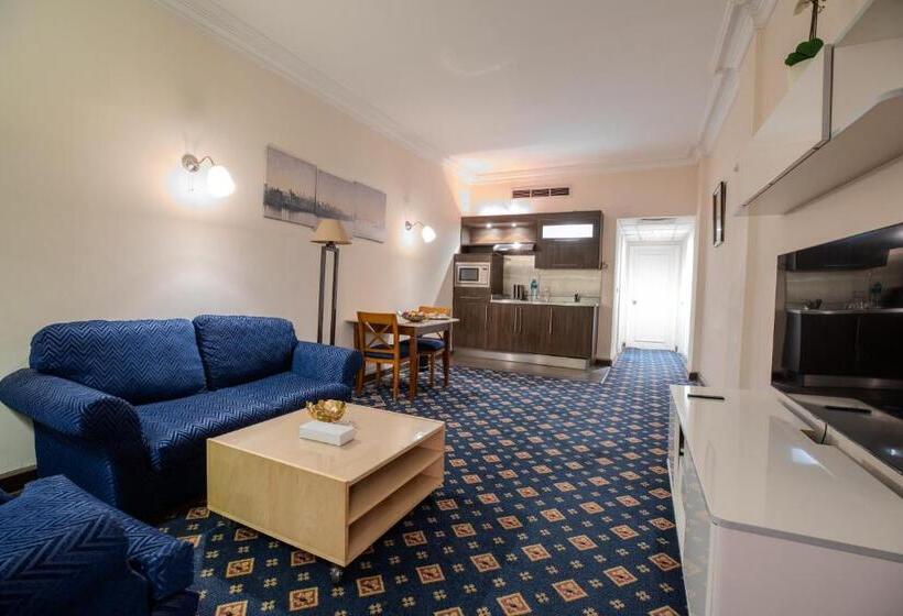 سوییت اجرایی, Om Kolthoom